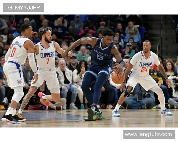 快船战胜雷霆全场32分10助攻的精彩表现引发热议